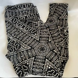 LuLaRoe Black and White pattern leggings!